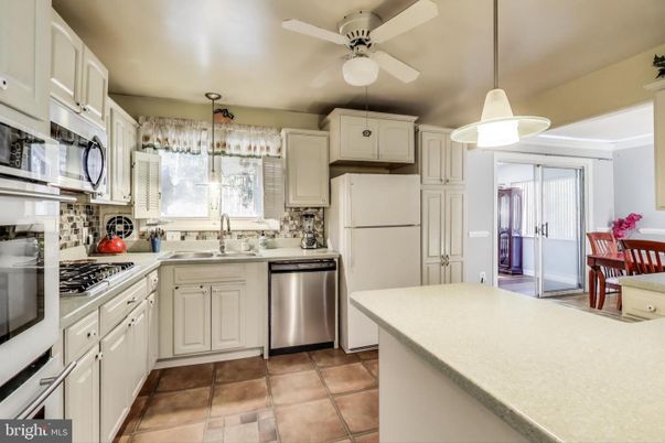 Dining room, Interior, Kitchen, Pendant Lights, Stainless Steel Appliances