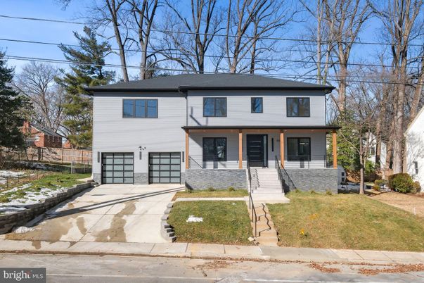 Attached, Exterior, Facade, Split Level