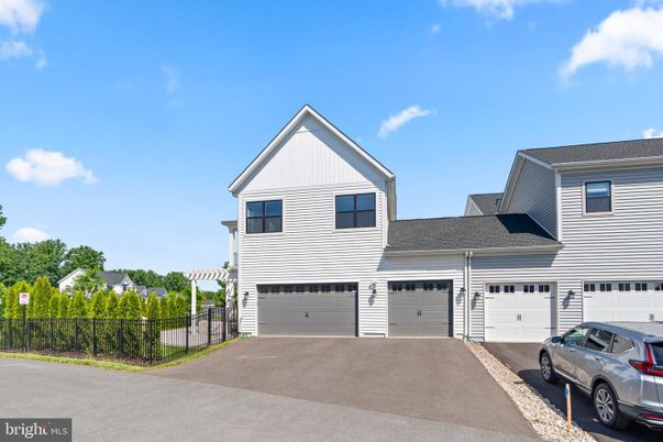 Attached, Exterior, Facade, Farmhouse