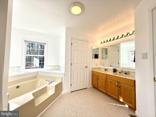 Bathroom, Dual Sink Vanities, Interior