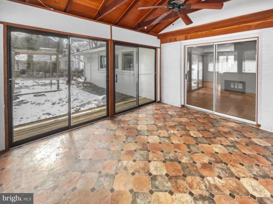 Empty room, Interior, Sun Room, Wooden Beams, Wooden Ceilings