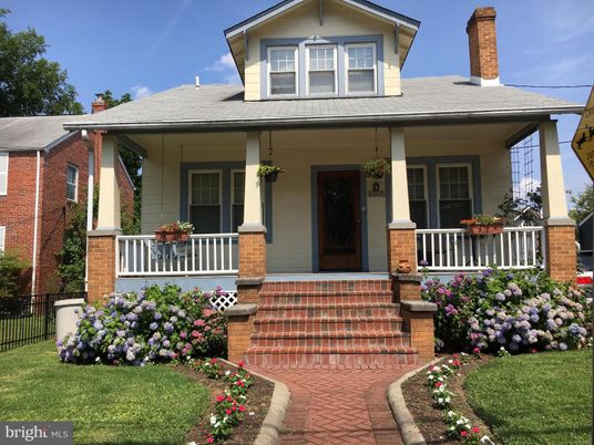 Exterior, Facade, American Foursquare