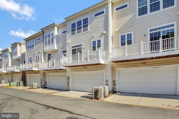 Attached, Exterior, Facade, Rowhouse
