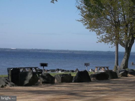 Exterior, Lake