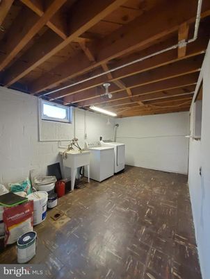 Interior, Washer, Wooden Beams