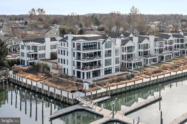 Exterior, Lake