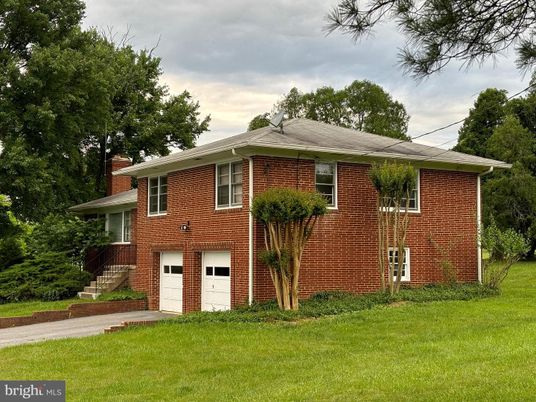 Attached, Exterior, Facade, Brick Facade, Split Level