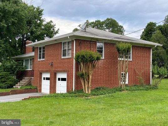 Attached, Exterior, Facade, Brick Facade, Split Level