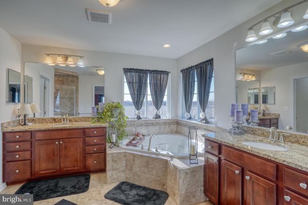 Bathroom, Dual Sink Vanities, Interior, Recessed Lighting