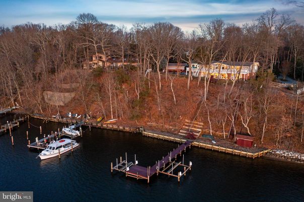 Exterior, Lake