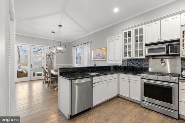 Chandelier, Dining room, Interior, Kitchen, Pendant Lights, Recessed Lighting, Stainless Steel Appliances, Wood Texture Flooring