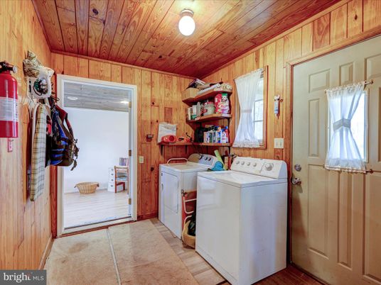 Interior, Washer, Wooden Ceilings, Wooden Walls