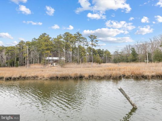 Exterior, Lake