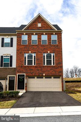 Attached, Exterior, Facade, Brick Facade, Georgian