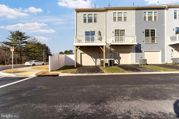 Attached, Exterior, Facade, Rowhouse