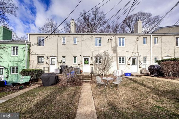 Exterior, Facade, Rowhouse