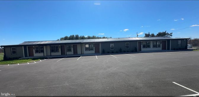 Exterior, Facade, Ranch