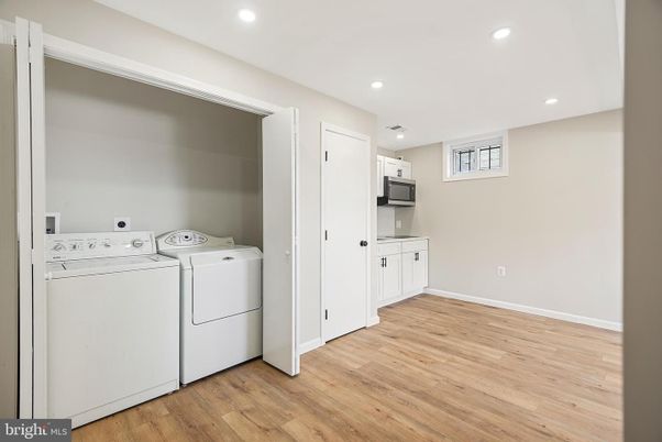 Interior, Recessed Lighting, Washer, Wood Texture Flooring