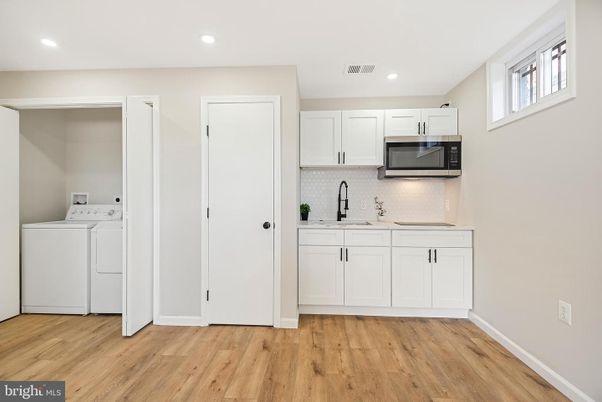 Interior, Recessed Lighting, Washer, Wood Texture Flooring