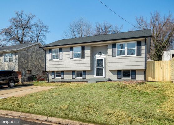 Exterior, Facade, Raised Ranch