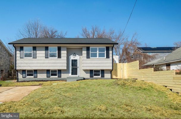 Exterior, Facade, Raised Ranch