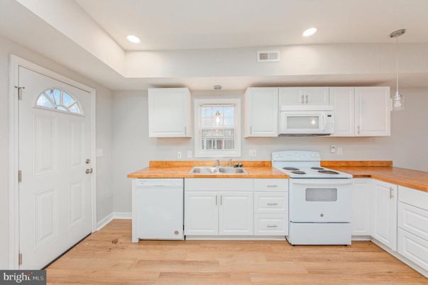 Interior, Kitchen, Pendant Lights, Recessed Lighting, Wood Texture Flooring