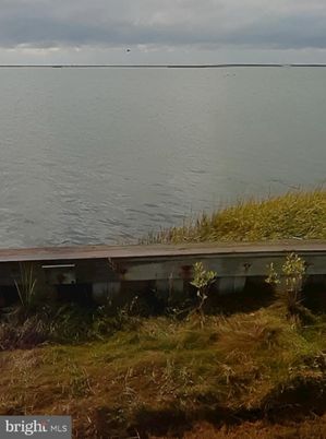 Exterior, Lake