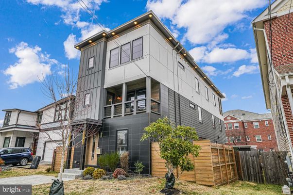 Exterior, Facade, Rowhouse