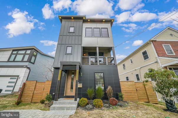 Attached, Exterior, Facade, Modern