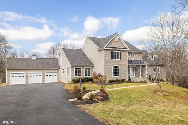 Attached, Exterior, Facade, Farmhouse