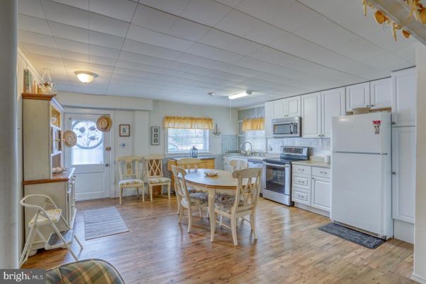 Dining room, Interior, Kitchen, Pendant Lights, Wood Texture Flooring