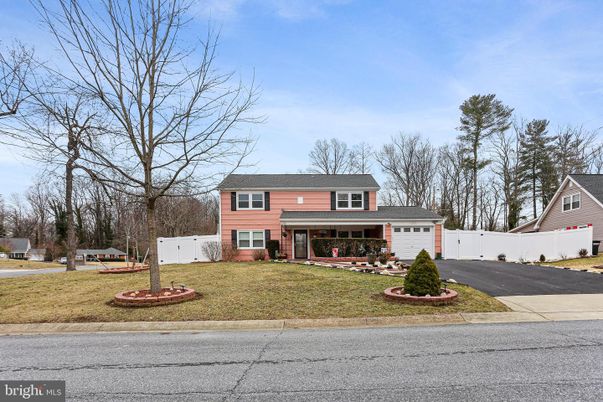 Attached, Exterior, Facade, Raised Ranch