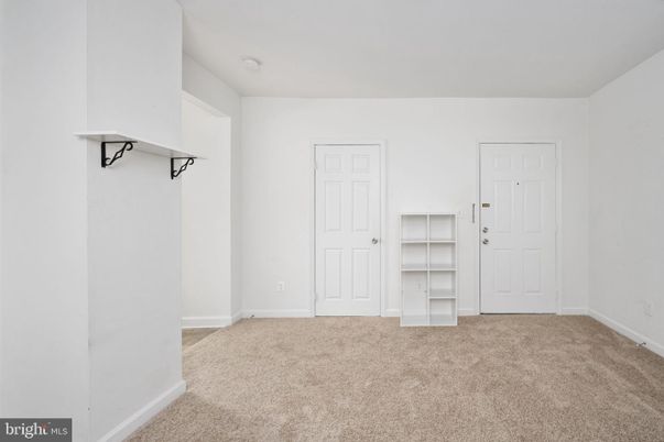 Empty room, Interior
