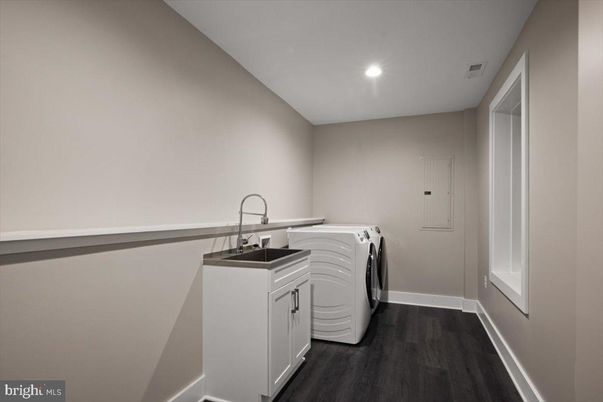 Interior, Recessed Lighting, Washer, Wood Texture Flooring