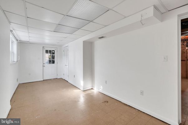 Empty room, Interior