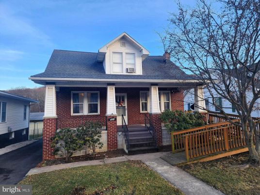 Exterior, Facade, Brick Facade, American Foursquare