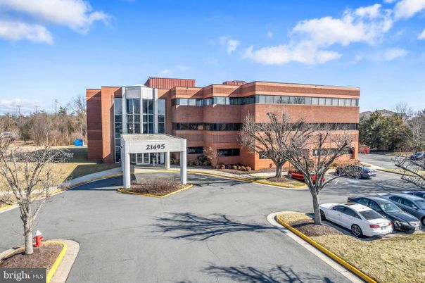 Exterior, Facade, Modern