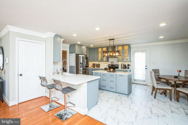 Dining room, Interior, Kitchen, Marble, Pendant Lights, Recessed Lighting, Stainless Steel Appliances