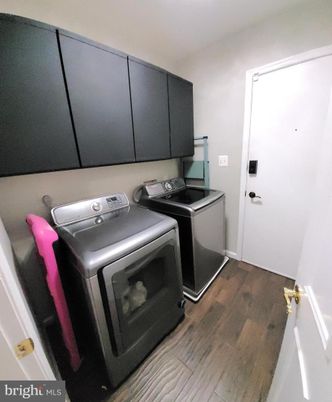 Interior, Washer, Wood Texture Flooring