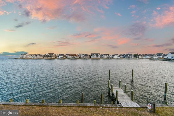 Exterior, Lake