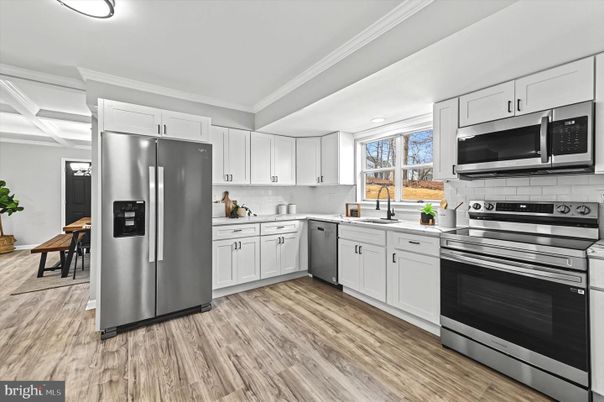 Dining room, Interior, Kitchen, Stainless Steel Appliances, Wood Texture Flooring