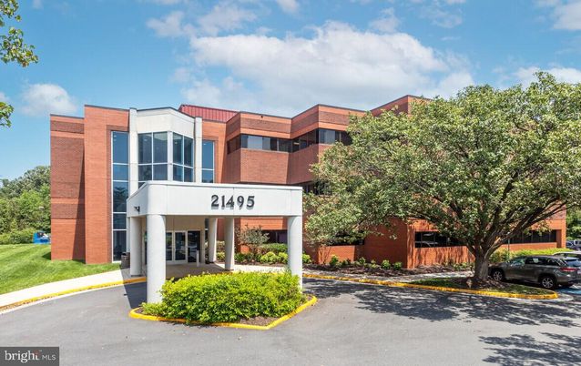 Exterior, Facade, Modern