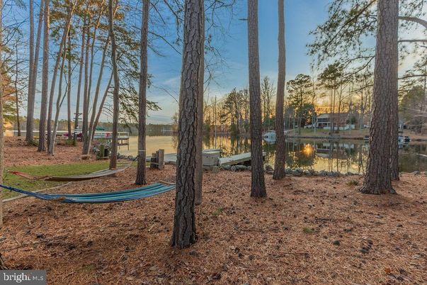 Exterior, Lake