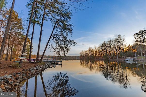 Exterior, Lake