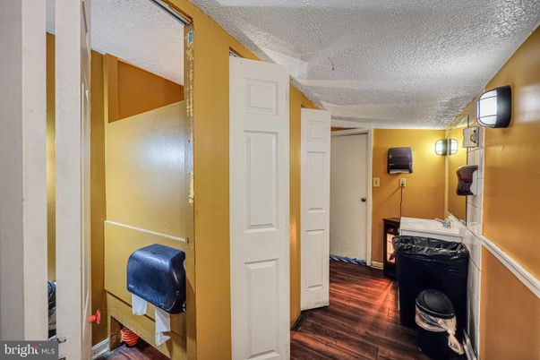 Interior, Washer, Wood Texture Flooring