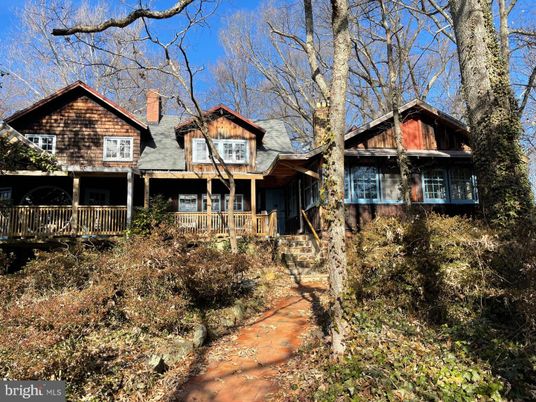 Exterior, Facade, Log Home