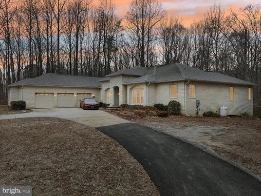 Attached, Exterior, Facade, Ranch