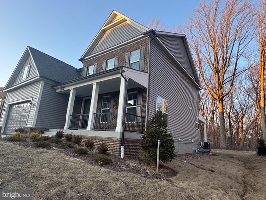 Attached, Exterior, Facade, Queen Anne Victorian