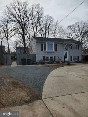 Backyard, Exterior, Facade, Raised Ranch