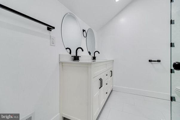 Bathroom, Dual Sink Vanities, Interior, Recessed Lighting